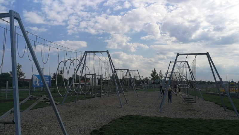 Duży, metalowy tor przeszkód o wysokim stopniu zaawansowania