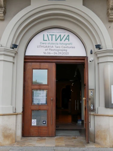 Znacznik „totupoint” umieszczony nad drzwiami wejściowymi do Międzynarodowego Centrum Kultury w Krakowie